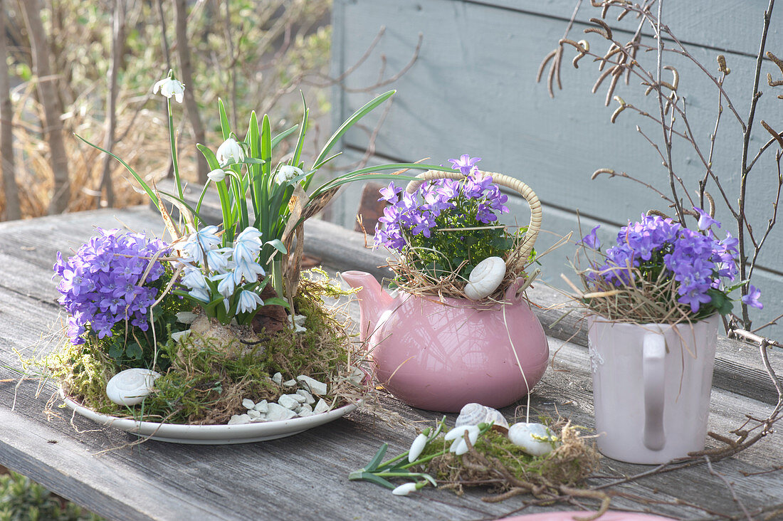 Table arrangement with bluebells