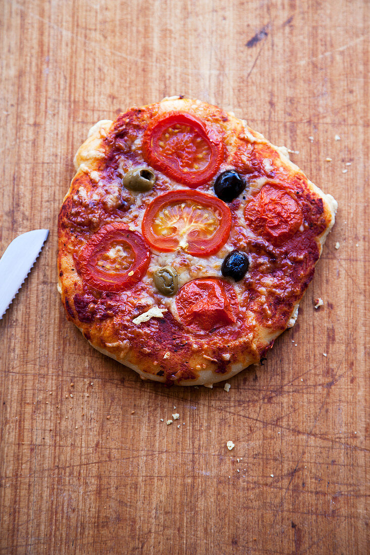 Pizzafladen mit Tomaten und Oliven