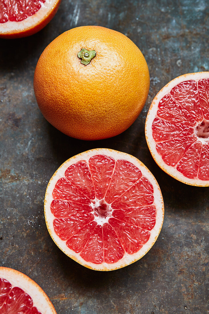 Pink Grapefruits, ganz und halbiert