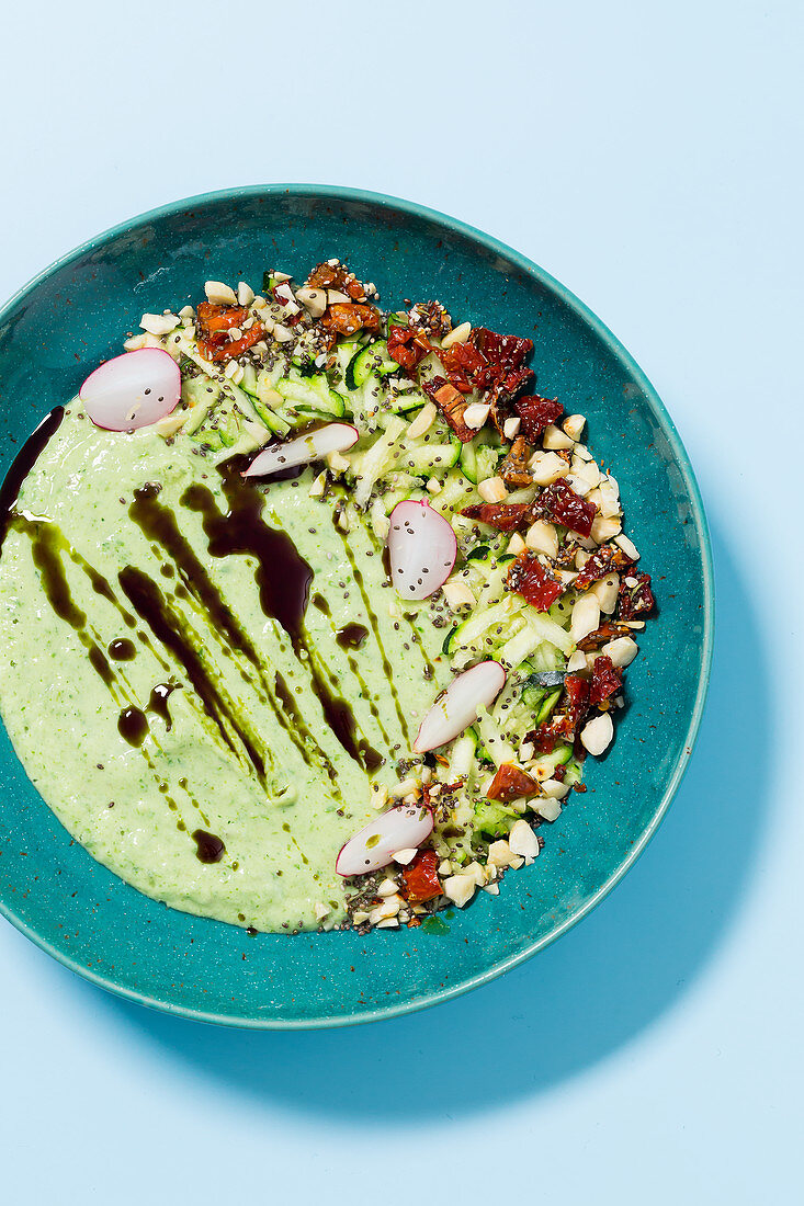 A green smoothie bowl and radish leaves (low carb)