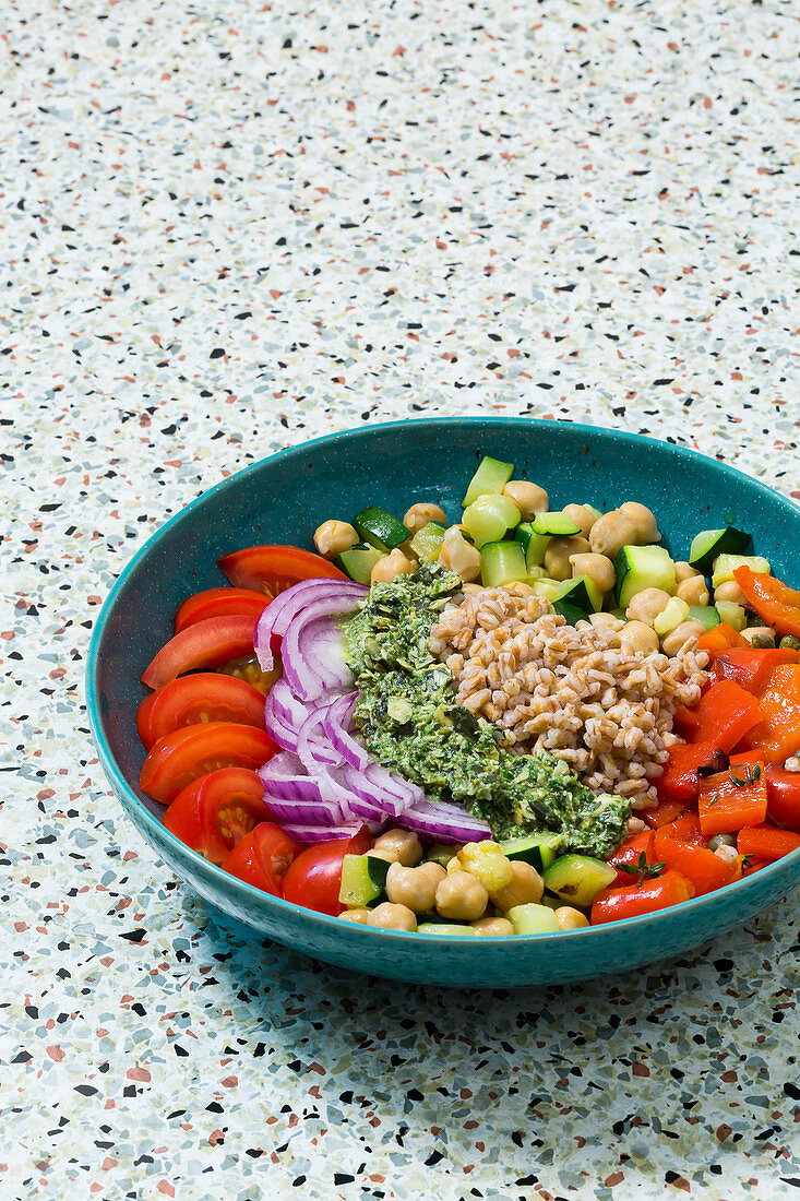 A Mediterranean dream bowl with spelt and salsa verde (vegan)