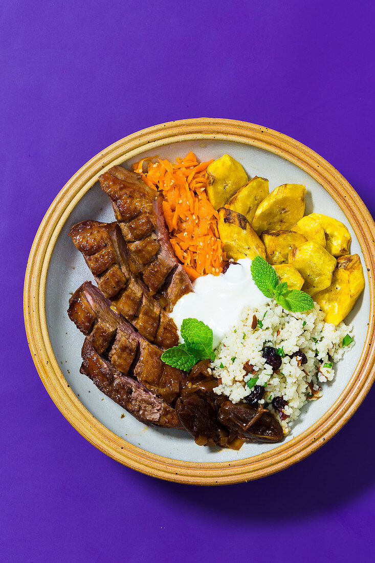 Afrika-Bowl mit Ente, Kochbanane und Tamarinde