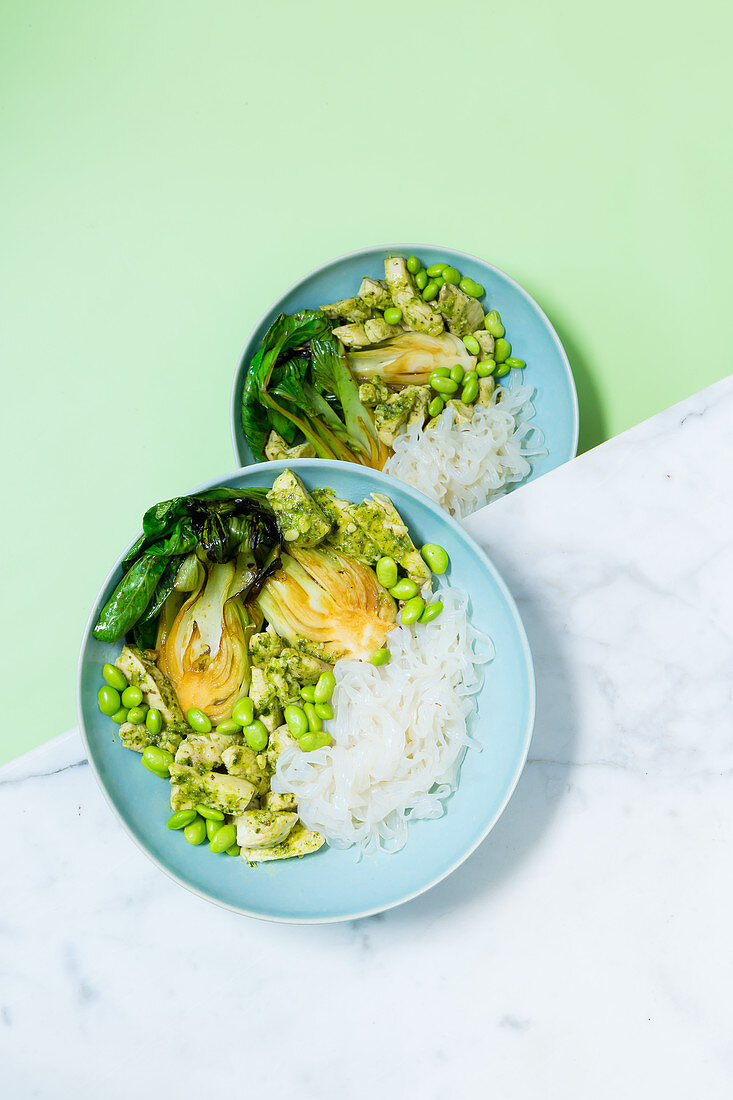 Asiabowl mit Hähnchen, Konjaknudeln und Edamame