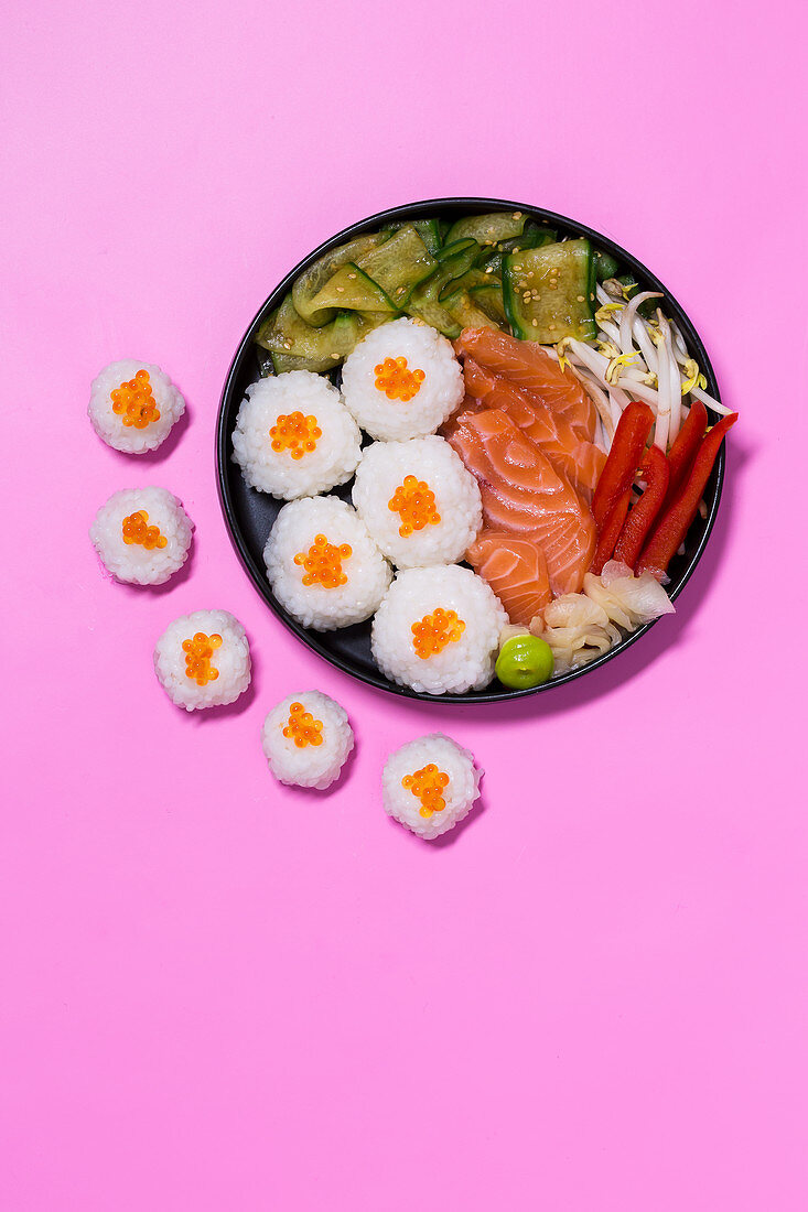 Chirashi-Sushi mit Lachs und Kaviar (Japan)