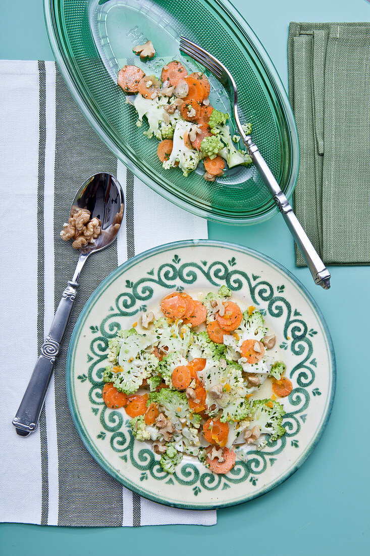 Romanescosalat mit Orange, Zitrone und Walnüssen