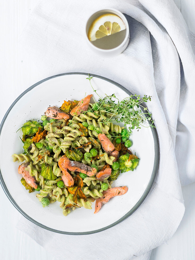 Vollkornfusilli mit Erbsen, Lachsforelle und Zucchiniblüten