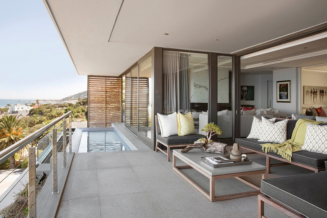 Eleganter Balkon in grauen Tönen und mit Wasserbecken