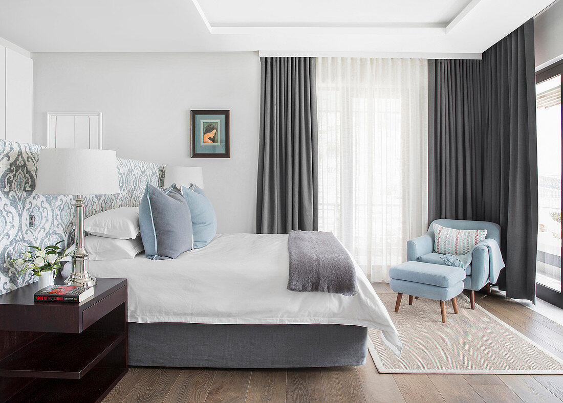 Elegantes Schlafzimmer in Hellblau, Weiß und Grau, mit Bad Ensuite