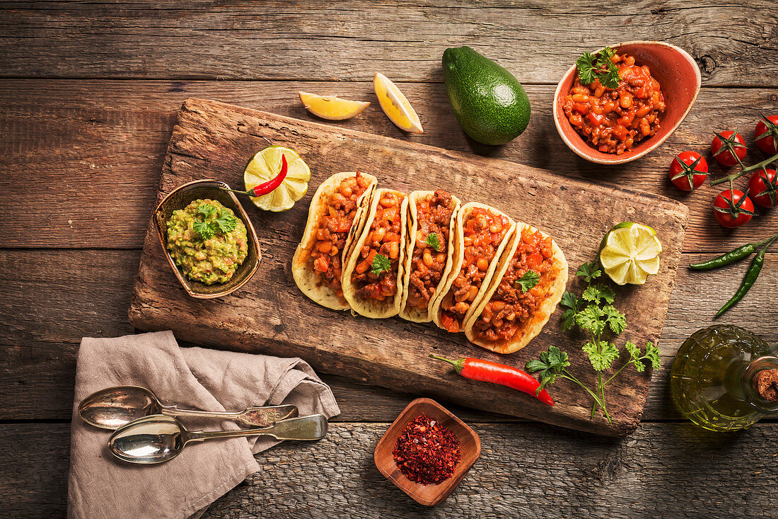 Tacos mit Hackfleisch, Bohnen und Salsa (Mexiko)