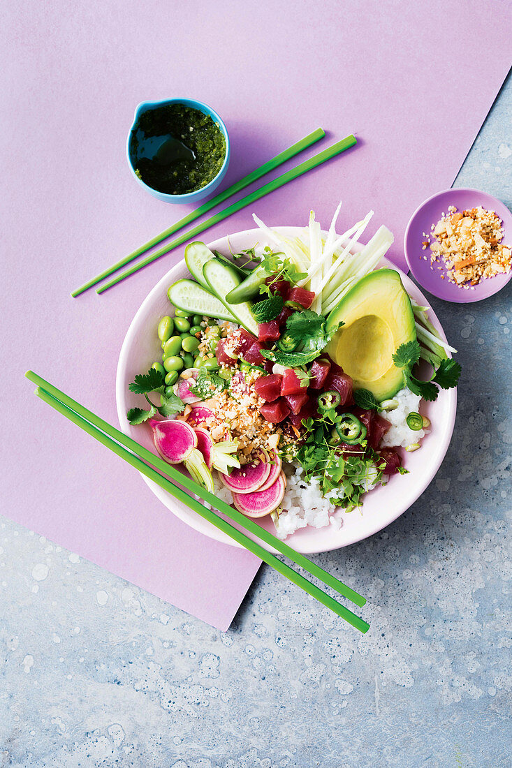 Poke Bowl mit Thunfisch und grüner Papaya