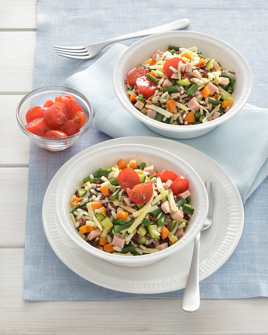 Salat mit weißem und rotem Reis und Gemüse