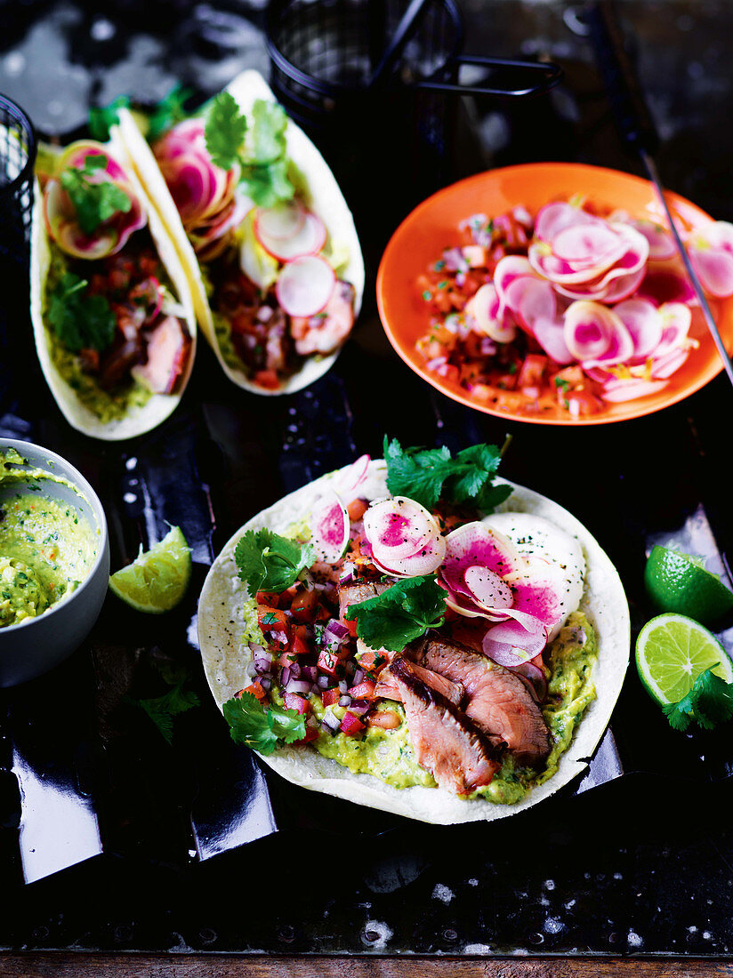 Tacos mit Carne Asada (Grillsteak), Guacamole und Pico de gallo (Mexiko)