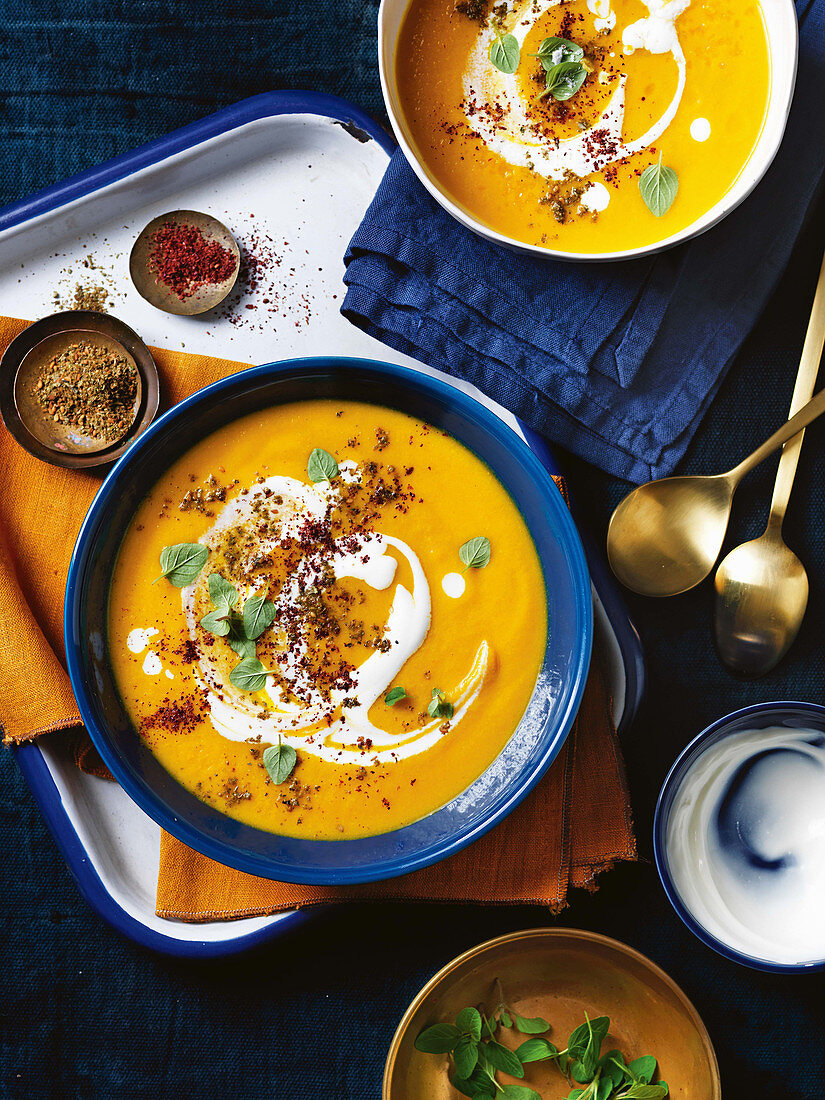 Karotten-Blumenkohl-Cremesuppe mit Zaatar