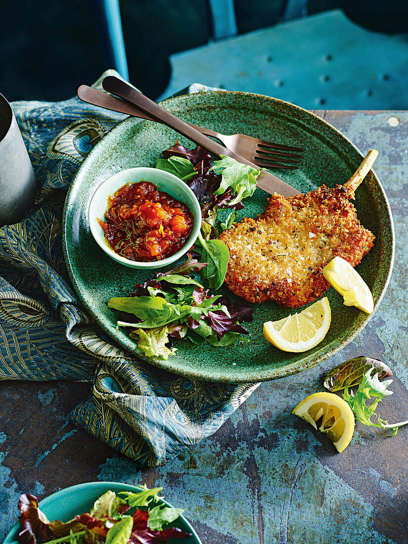 Schweinekotelett in Parmesan-Salbei-Panade mit würzigem Tomatenrelish