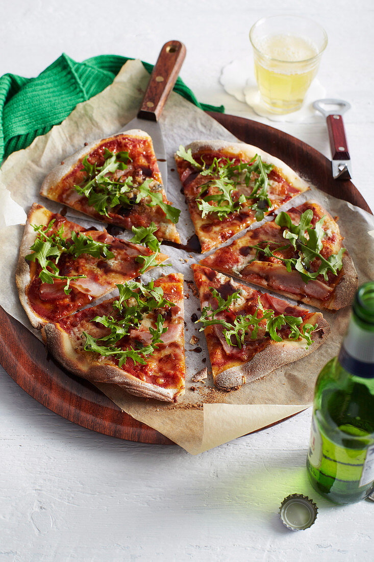 Pizza mit Gorgonzola, Speck und Balsamico