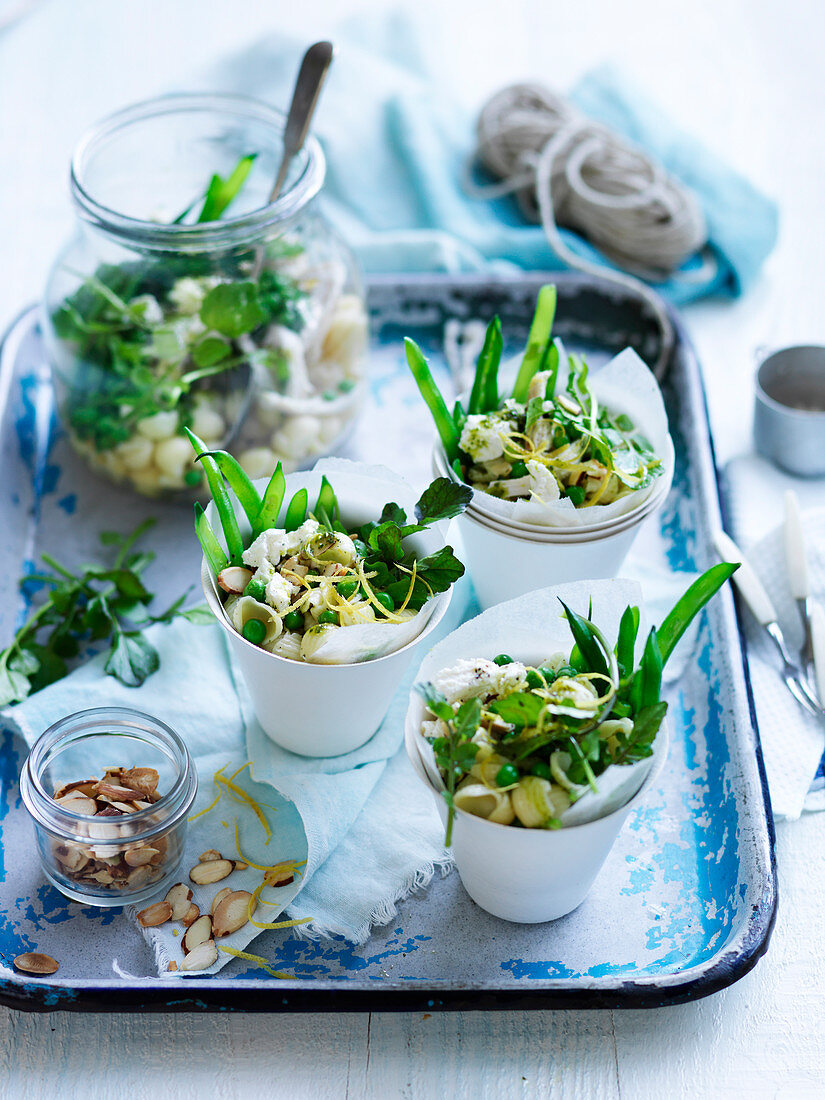 Nudelsalat mit Huhn und grünem Gemüse