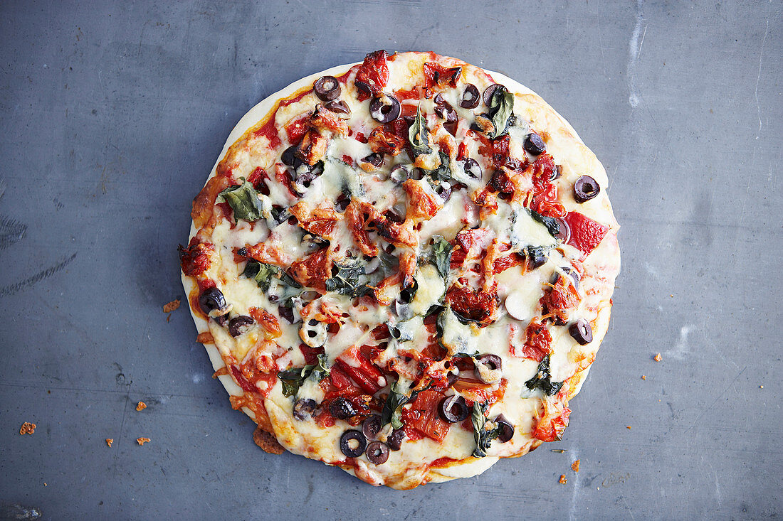 Vegetarische Pizza mit Oliven