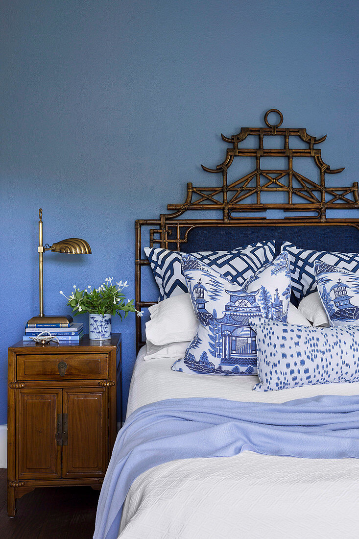 Schlafzimmer im Chinesischen Stil mit hellblauer Wand