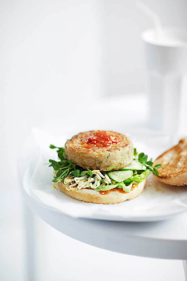 Linsen-Bohnen-Burger mit Chilli-Tomaten-Relish