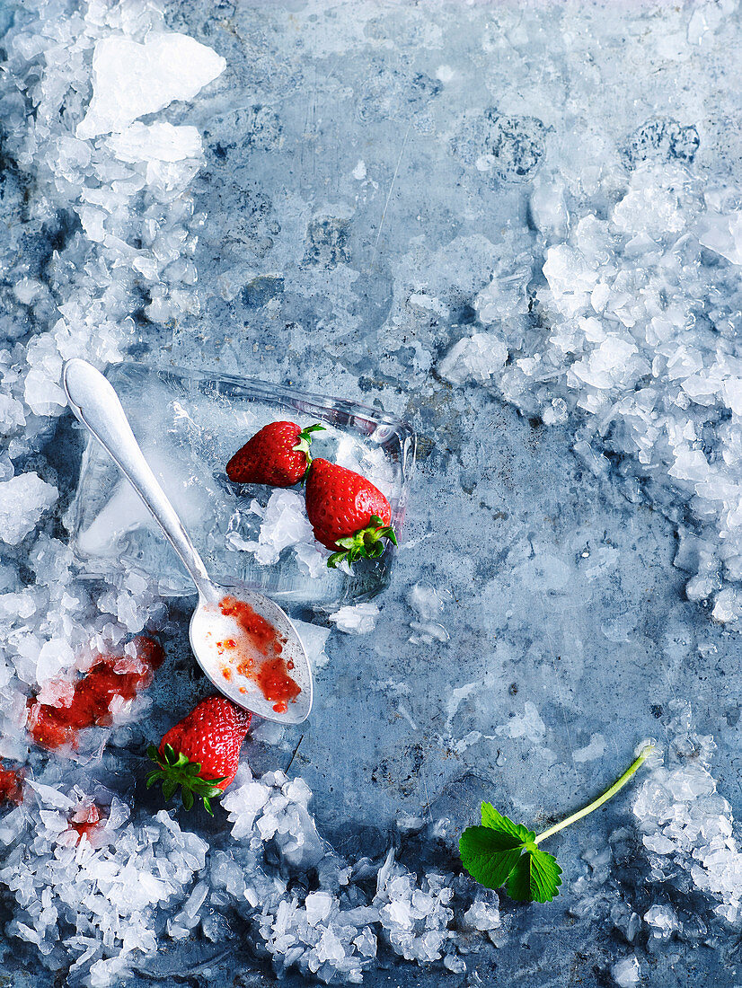 Erdbeeren auf zerstossenem Eis