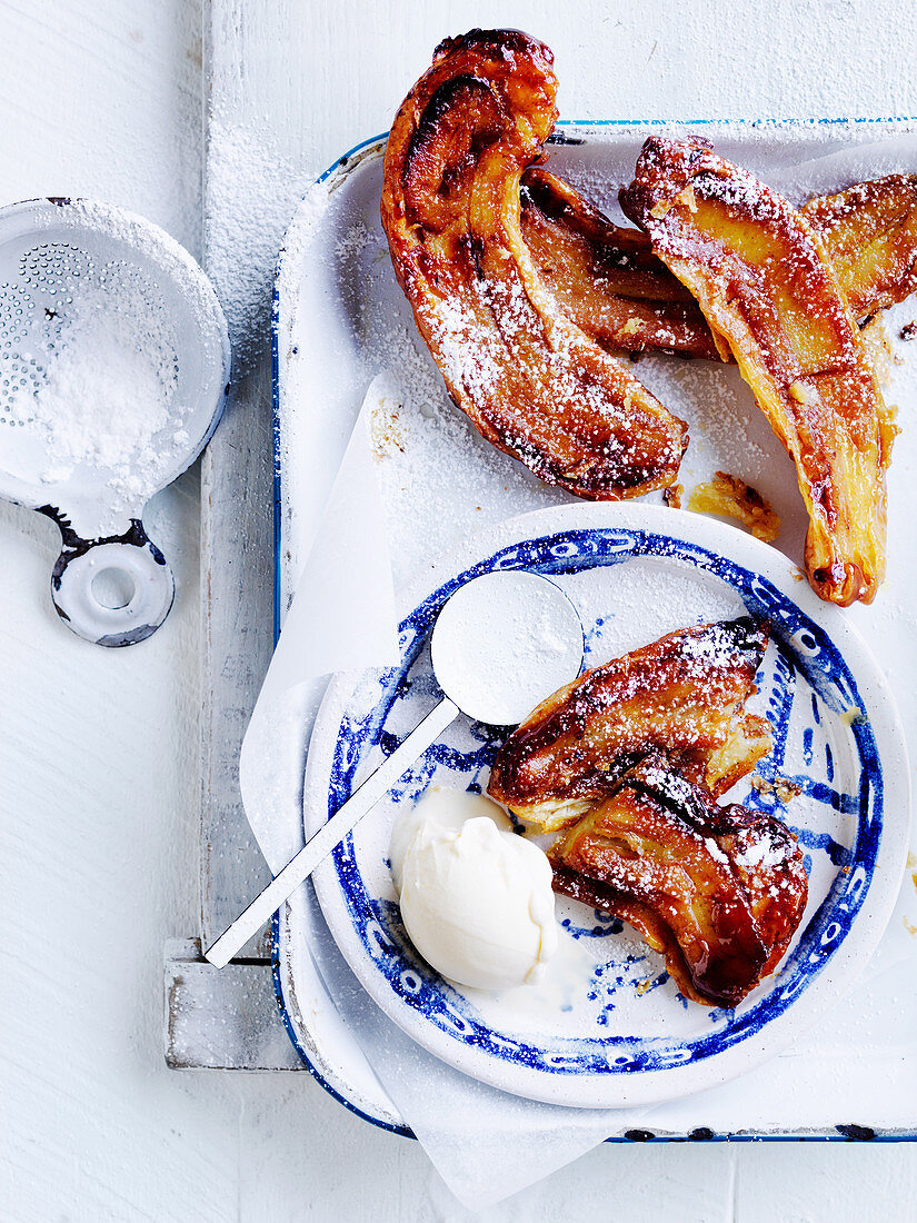 Kleine Bananen- Tarte Tatins mit Vanilleeis