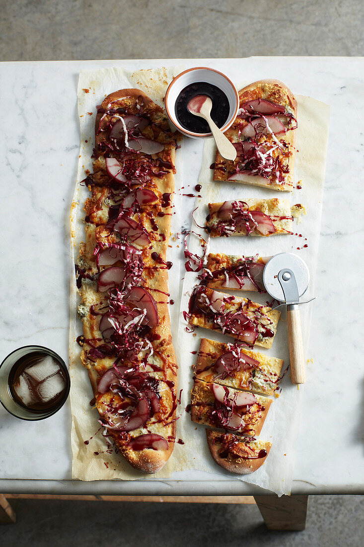 Partypizza mit Rotwein, Birnen und Gorgonzola