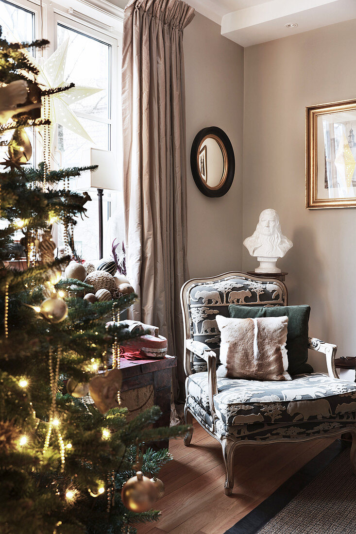 Barocksessel neben dem Weihnachtsbaum im Wohnzimmer