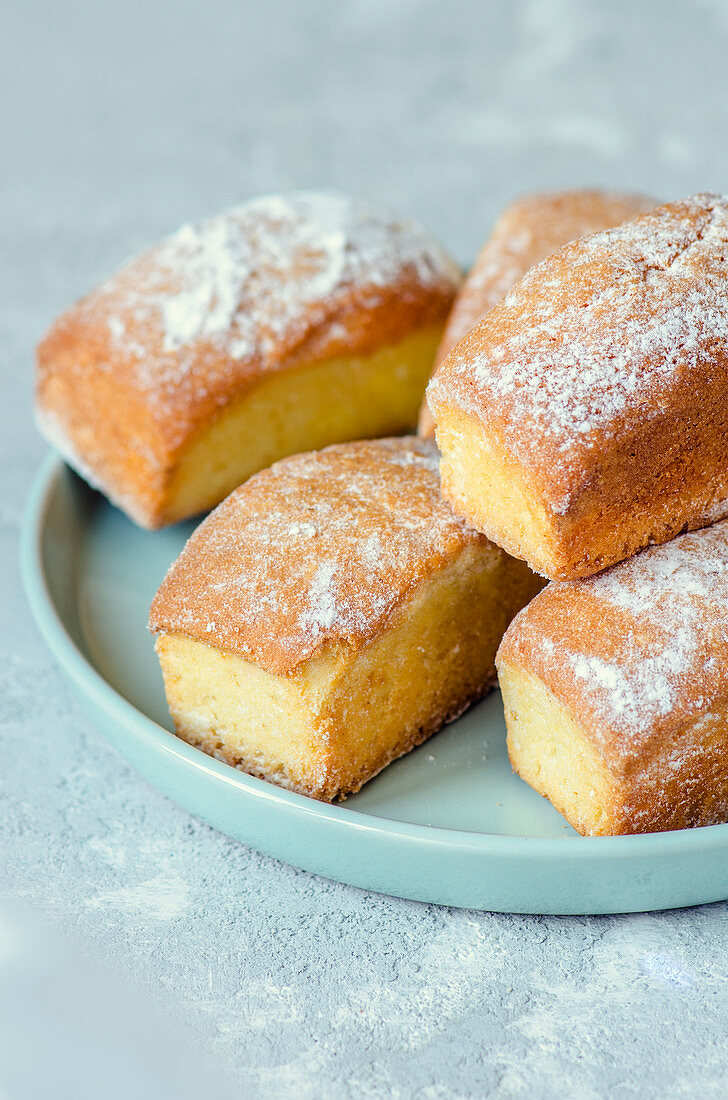 Mini loaf cakes with icing sugar