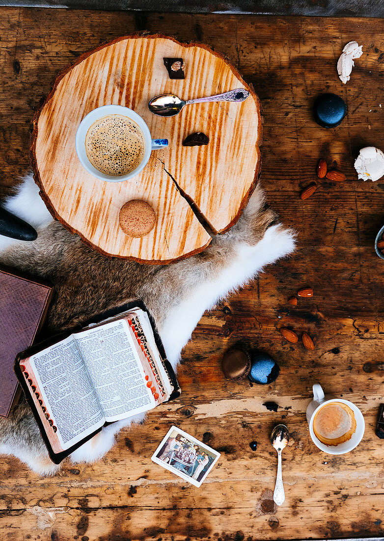 Kaffeetassen, Buch und Macarons