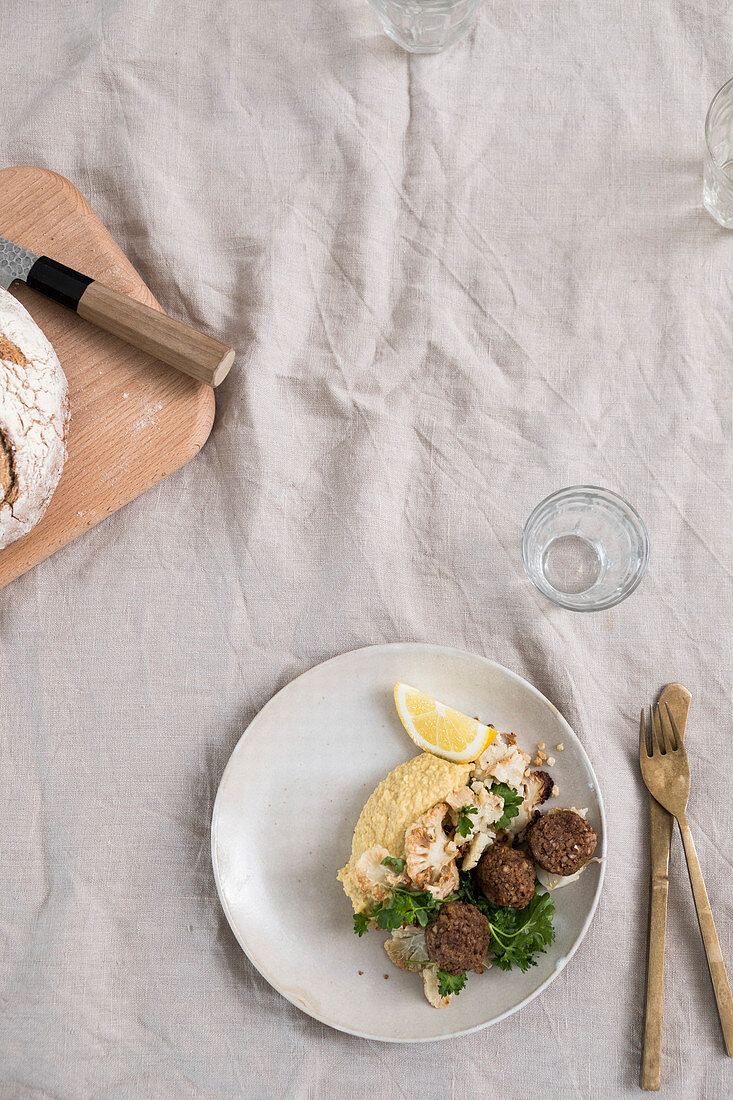 Falafel mit gebratenem Blumenkohl, Hummus und Petersilie