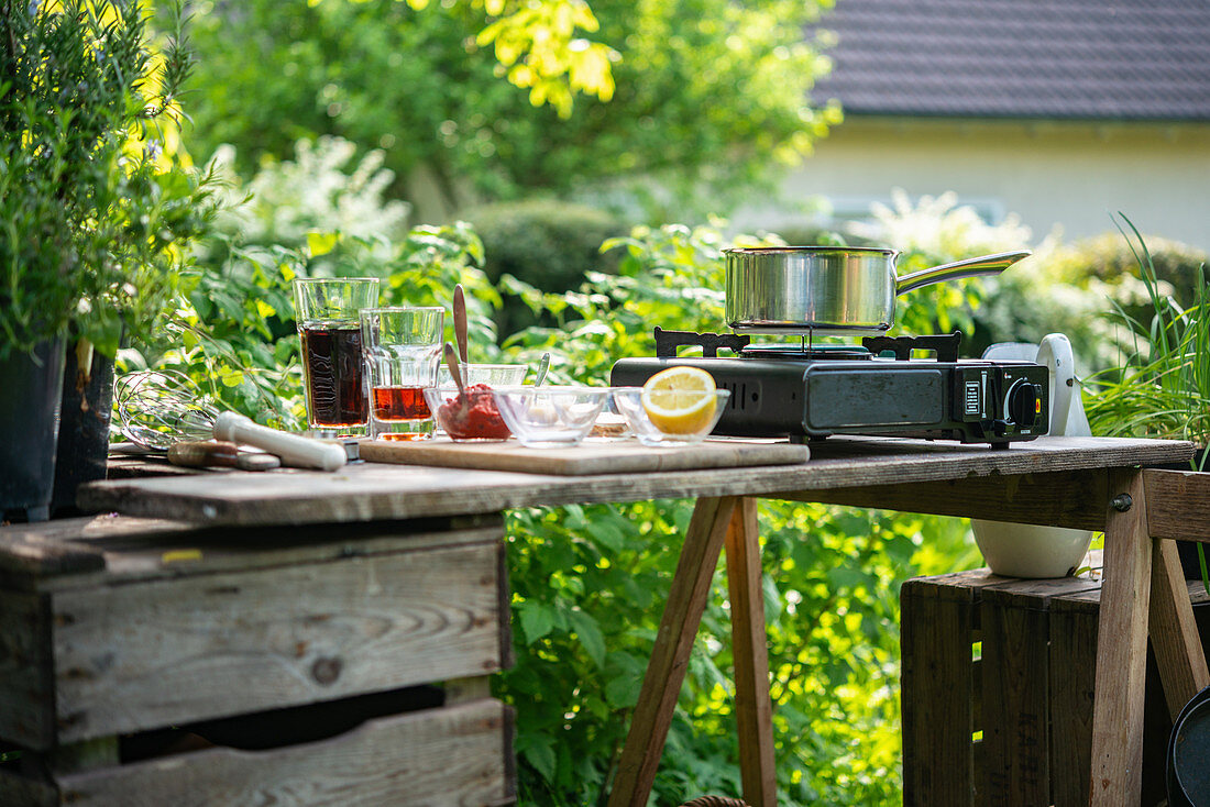 Zutaten für selbstgemachte Barbecuesauce in der Gartenküche