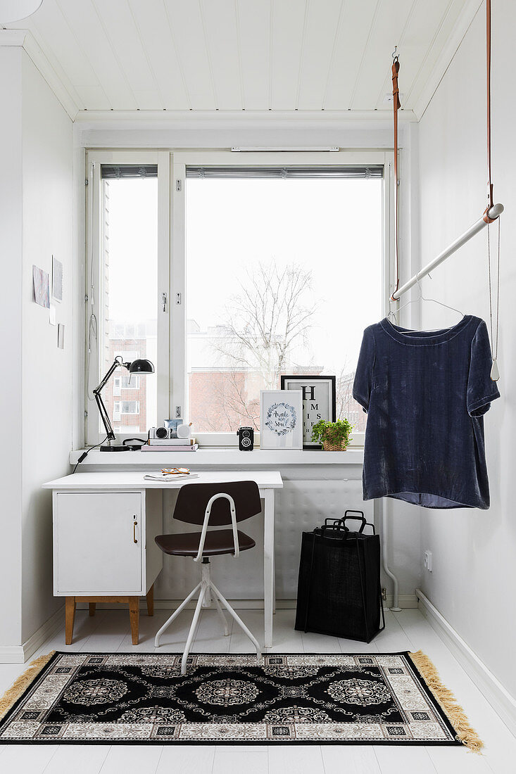 Home Office in schmalem Zimmer mit Kleiderstange