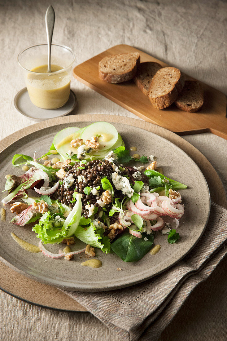 Linsensalat mit Walnüssen, Apfel, Staudensellerie und Roquefort