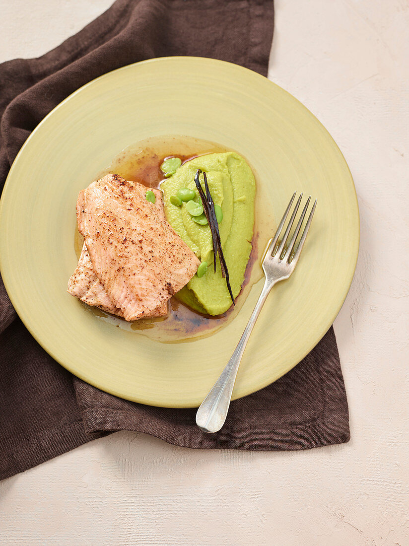 Lachs mit Vanillebutter und Favebohnenpüree