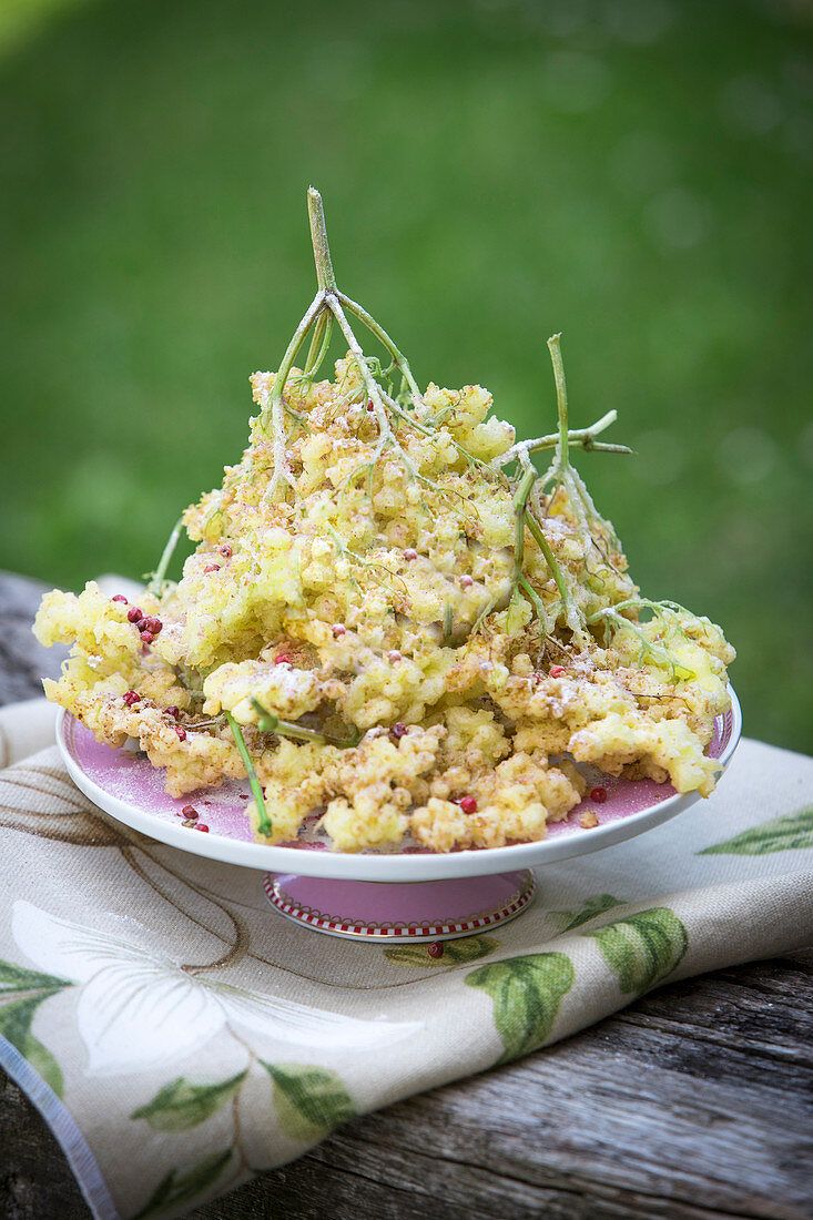 Frittierte Holunderblüten mit rosa Pfeffer