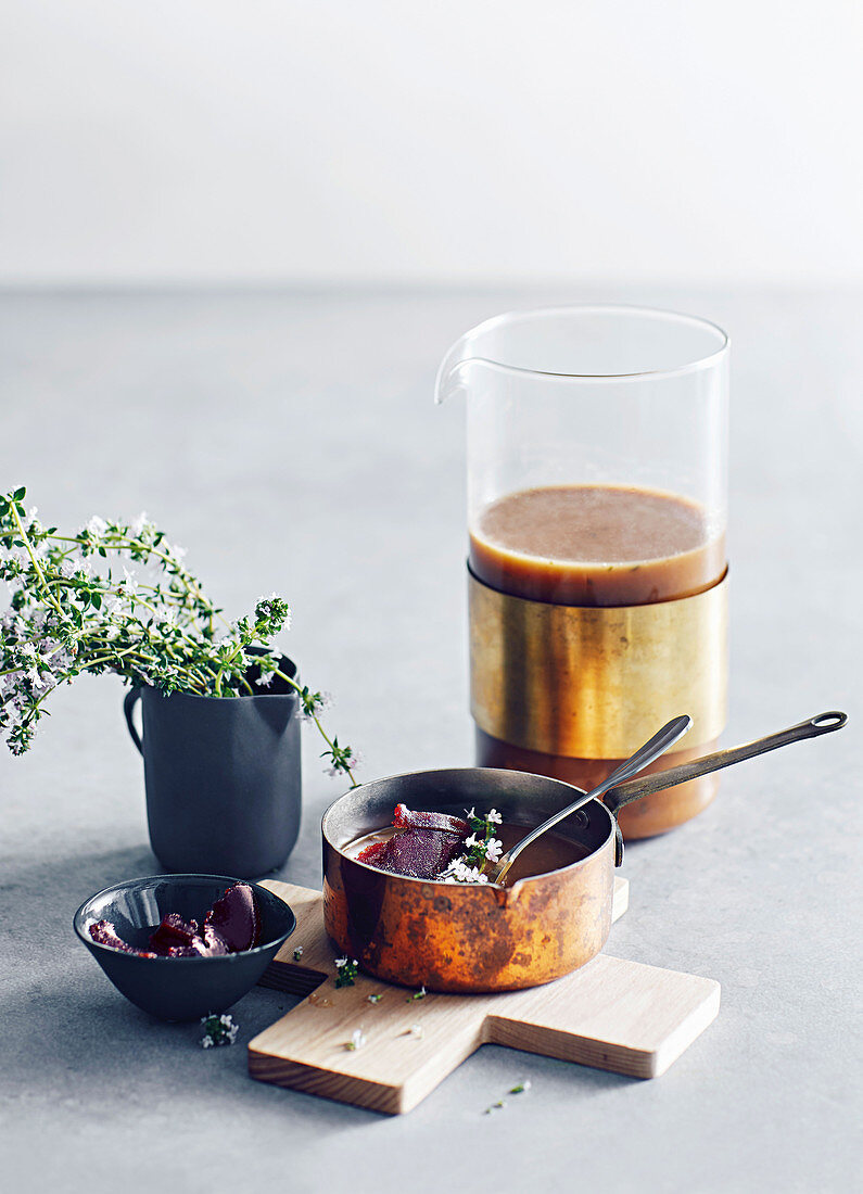 Vegetarische Sauce mit Butter, Zwiebeln und Thymian