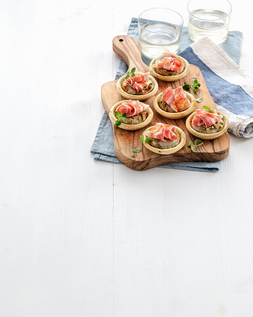 Pikante Tartelettes mit Aubergine und Speck