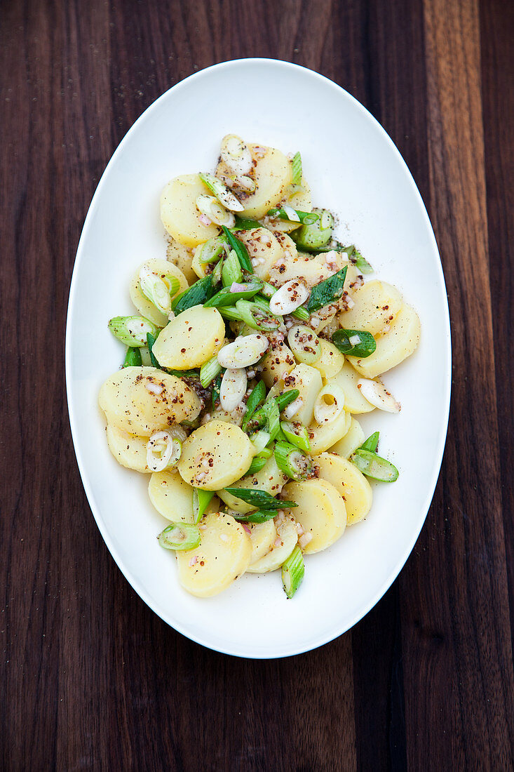 Kartoffelsalat mit gegrillten Frühlingszwiebeln