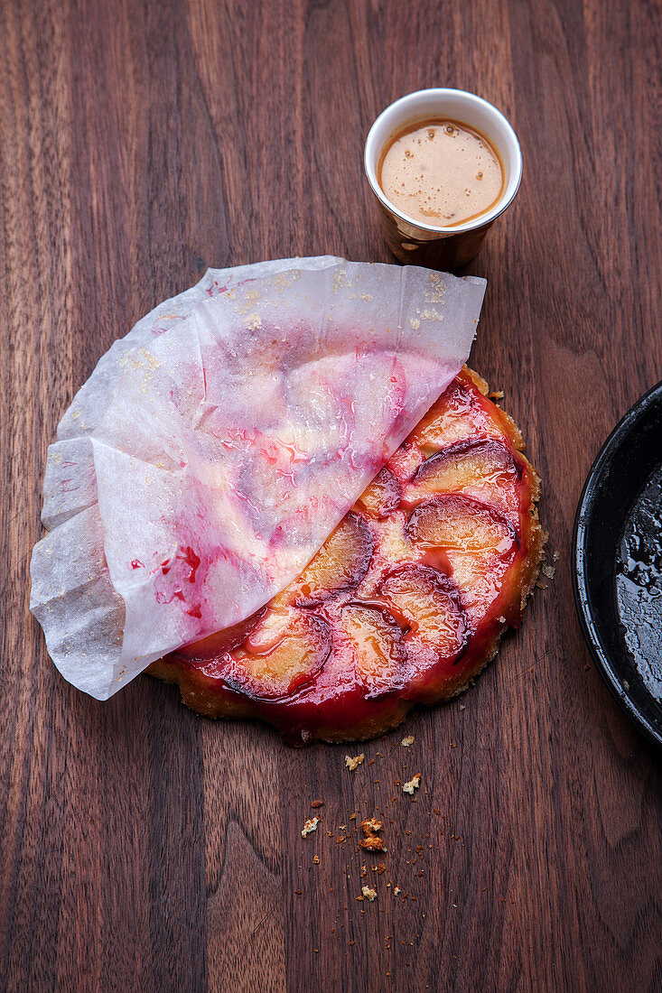Grilled damson cake with cinnamon and rum caramel