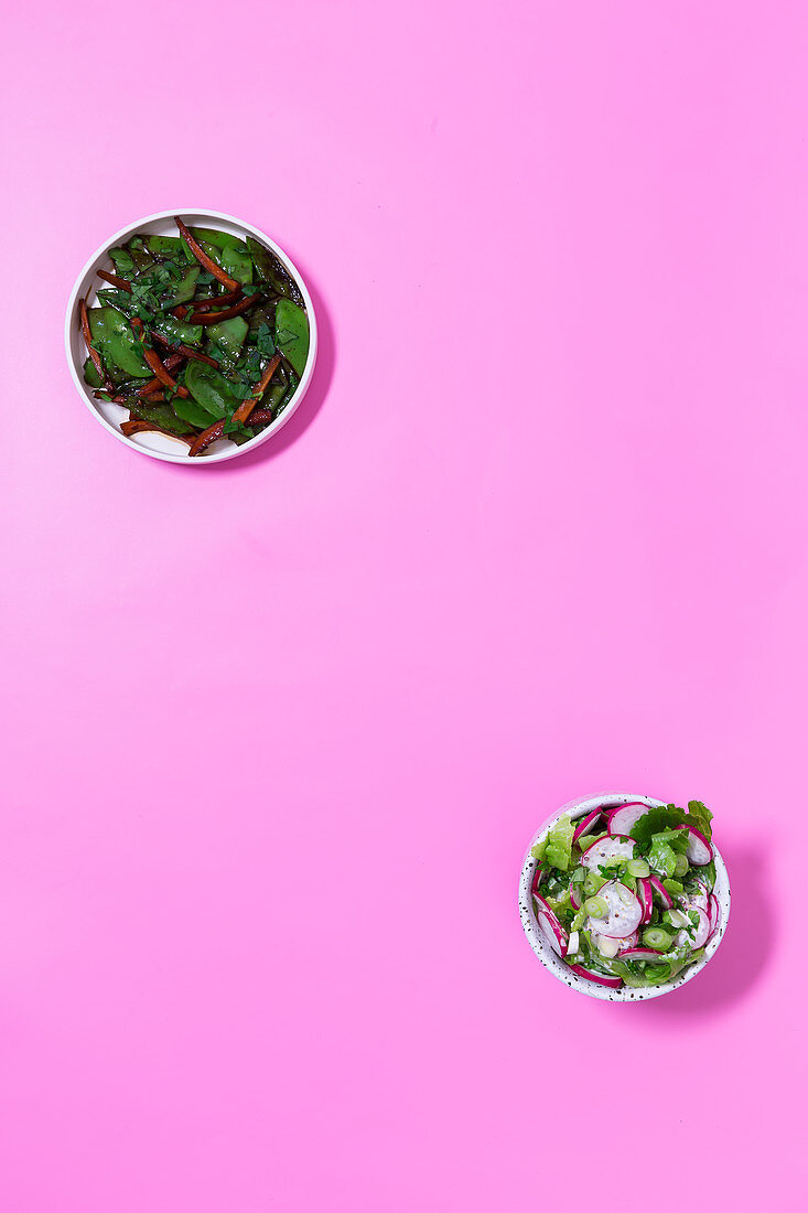 Bärlauch-Radieschen-Salat und Zuckerschoten mit Zitronengras