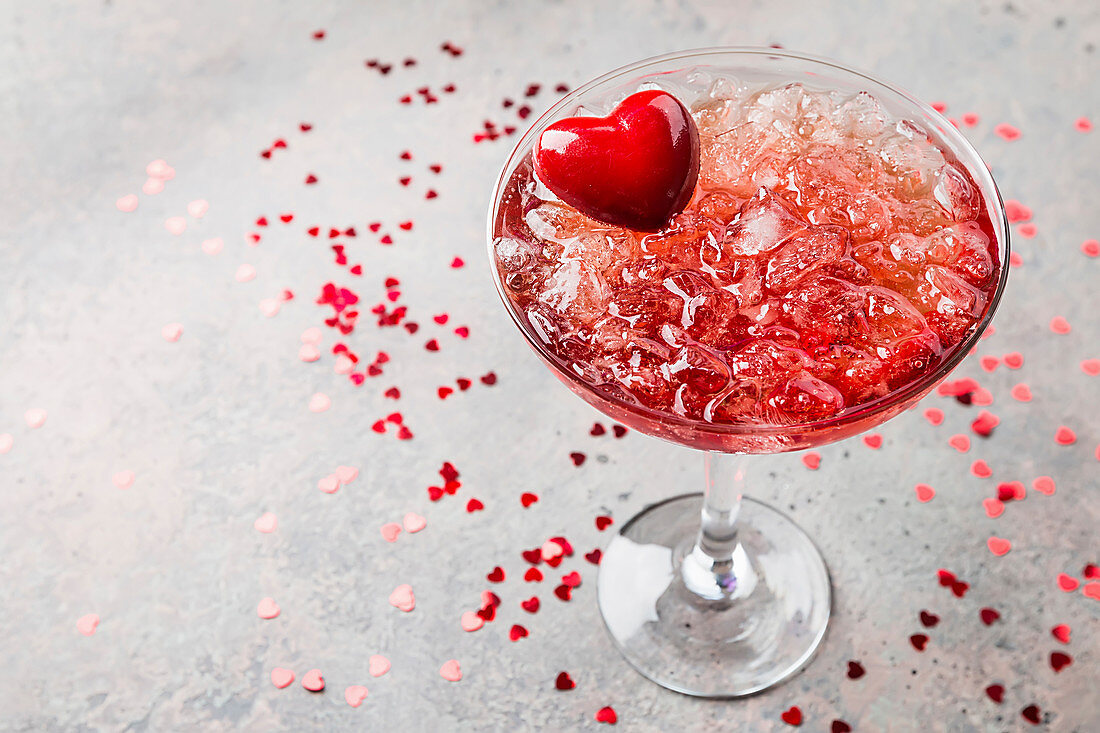 Roter Margarita-Cocktail mit Herzdeko