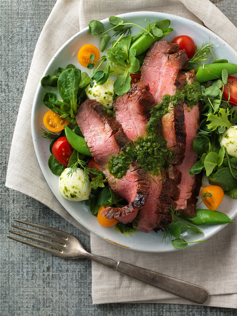 Blattsalat mit Flank Steak und Chimichurri