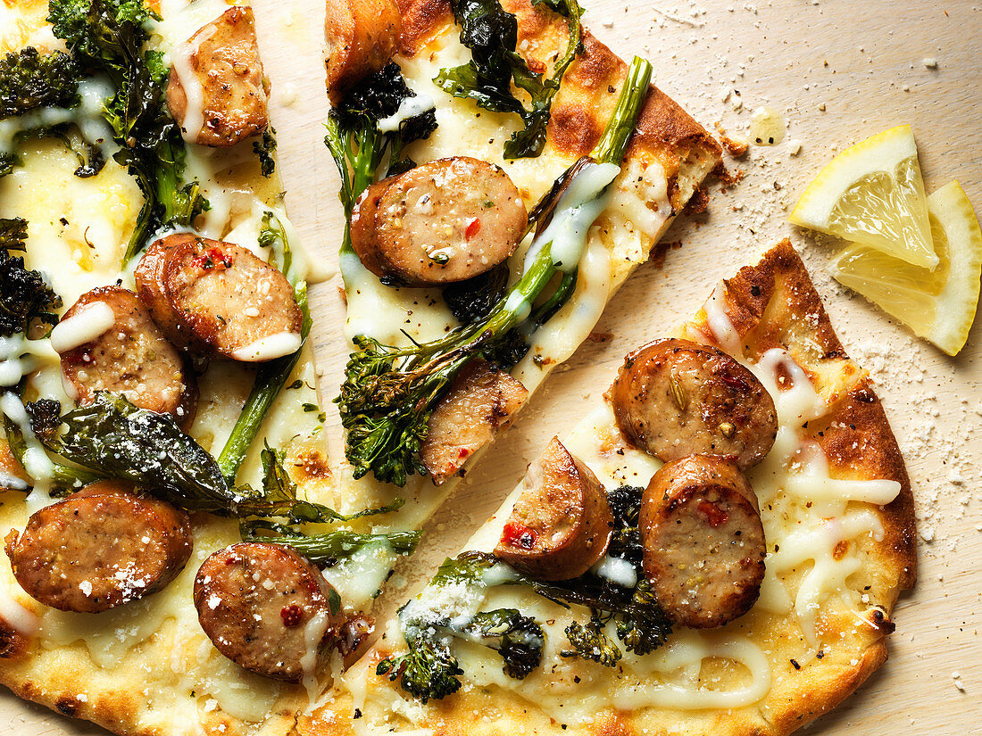 Fladenbrot-Pizza mit Wurst und Broccolini