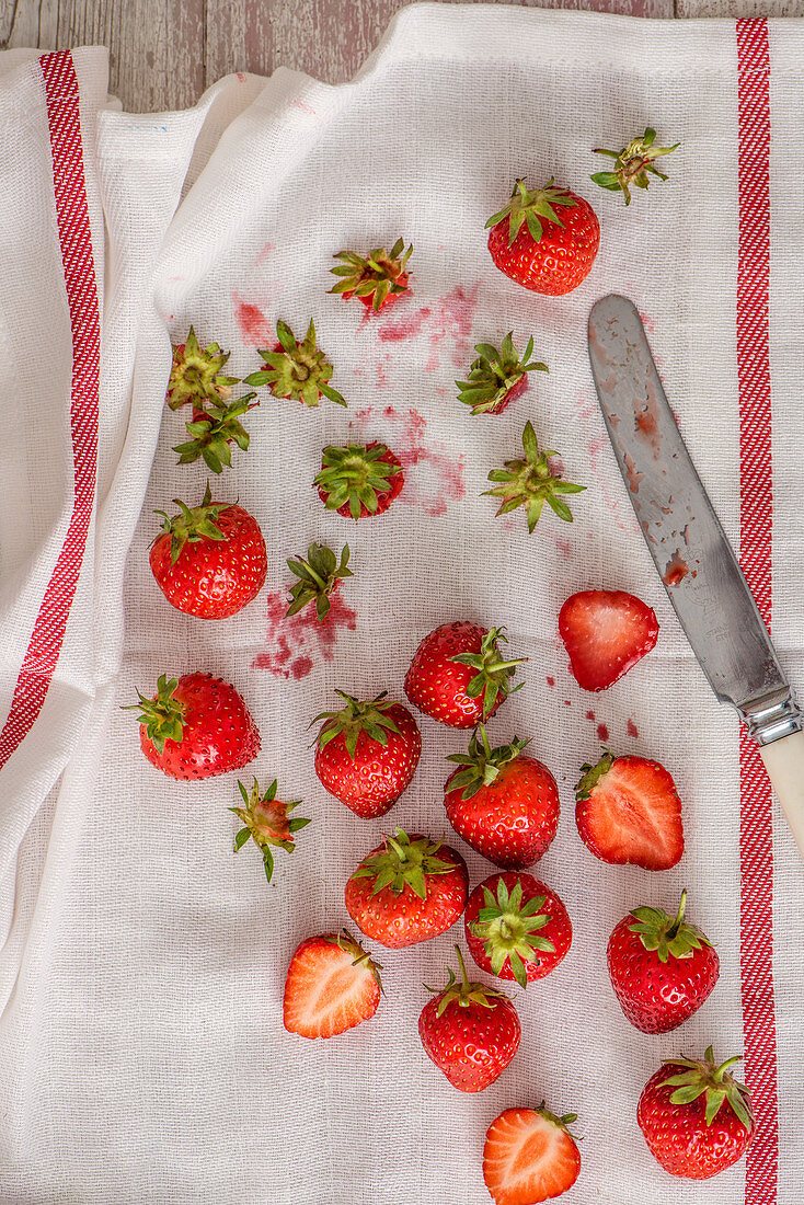 Erdbeeren auf Geschirrtuch
