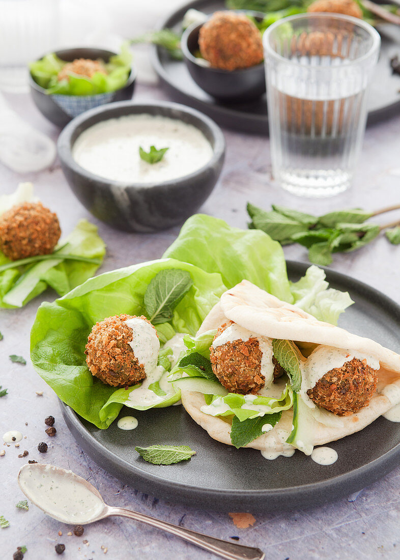 Falafel mit Minze, auf Salatblatt oder Fladenbrot serviert