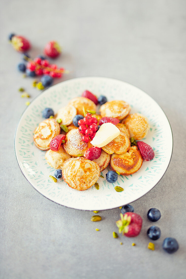 Poffertjes aus Buchweizenmehl, mit frischen Beeren (Niederlande)