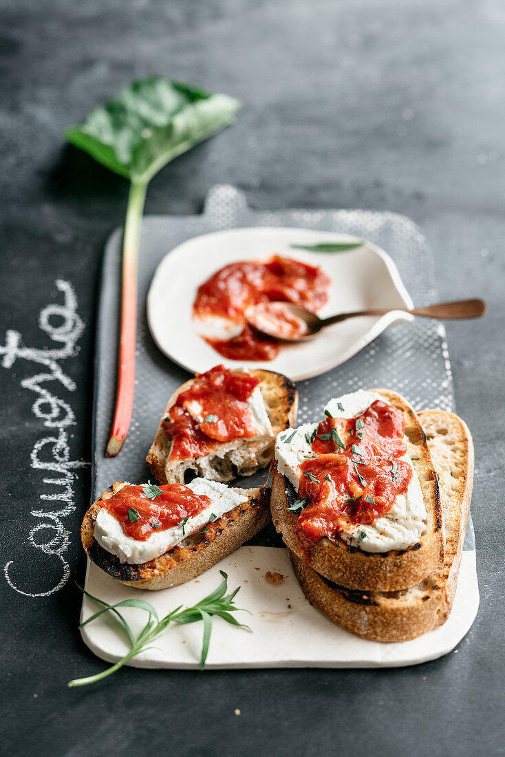 Crostini mit Ziegenfrischkäse und pikanter Rhabarber-Tomaten-Sauce