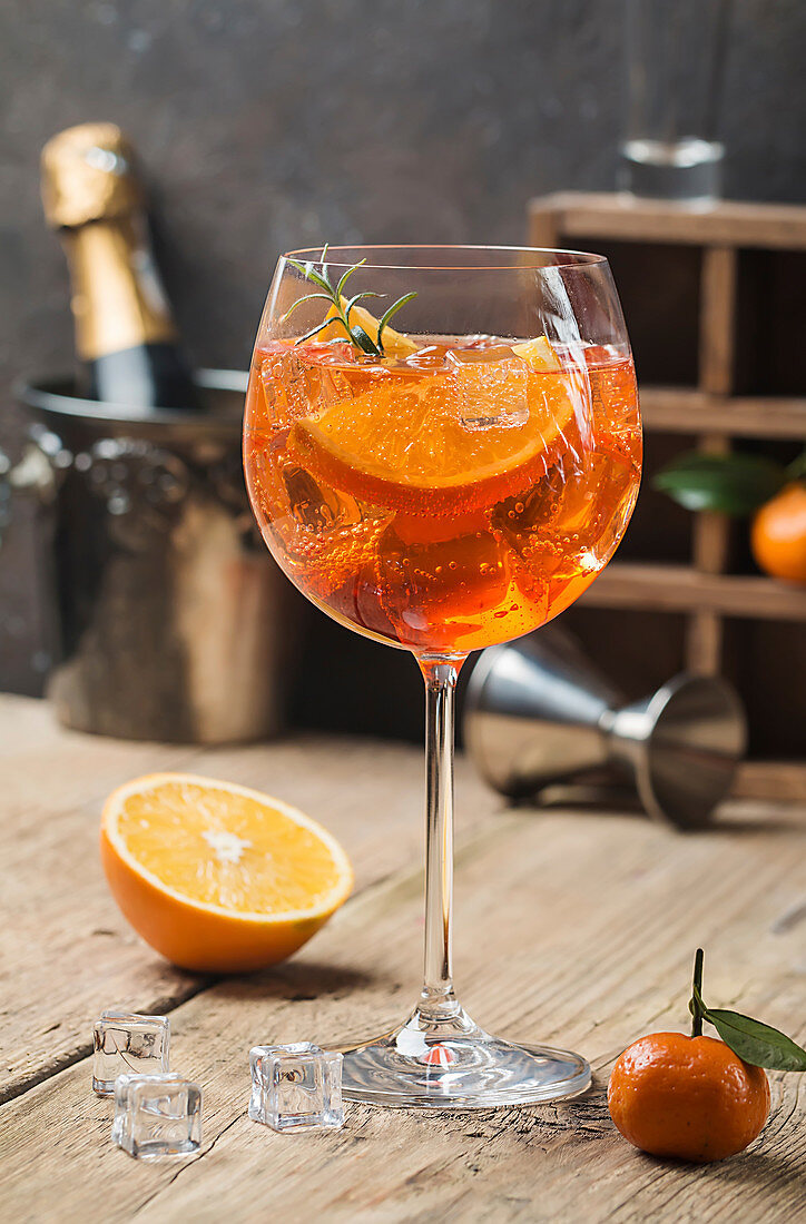 Klassischer italienischer Aperol Spritz Cocktail