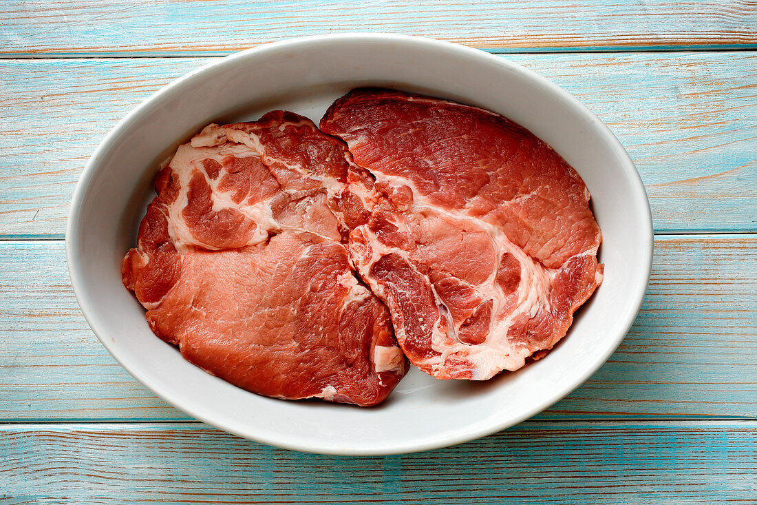 Rohe Schweinenackensteaks in Schüssel