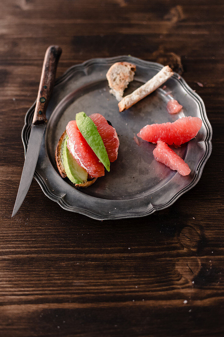 Baguette mit Avocado und Grapefruit